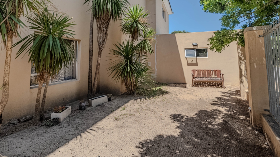 6 Bedroom Property for Sale in Vredekloof Heights Western Cape